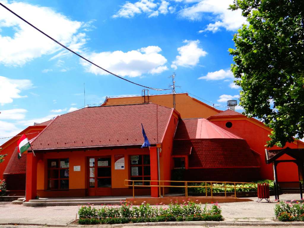 Erdei Ferenc K�z�ss�gi Sz�nt�r